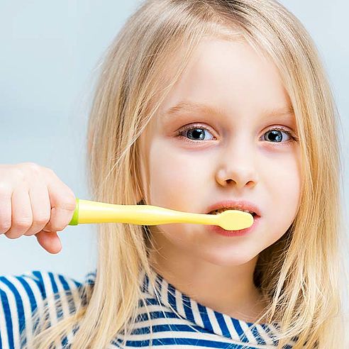 Young girl cleaning her teeth