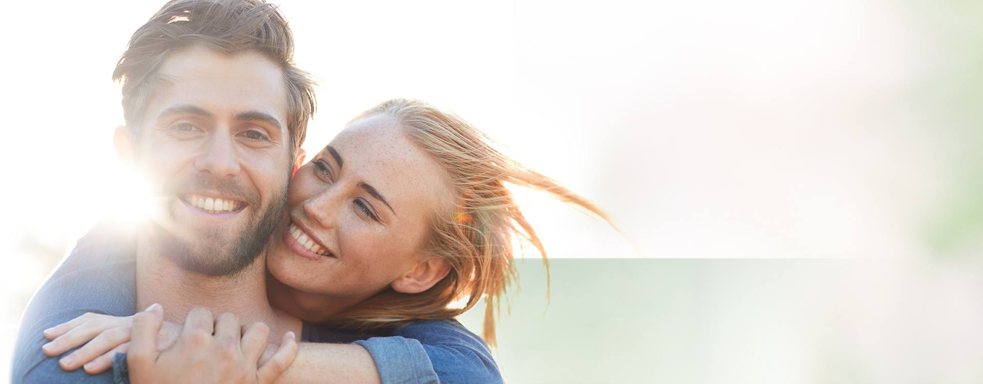 Glückliches Paar umarmt sich